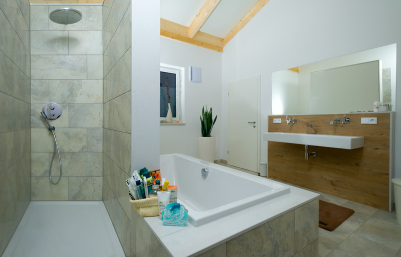 Bad mit bodengleicher Dusche und Einbauwanne