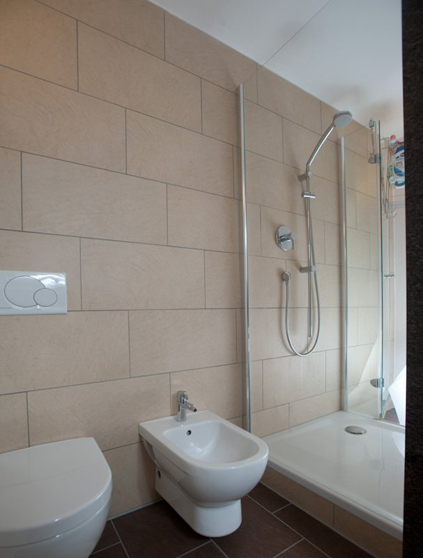 Bad mit Dusche, Bidet und WC